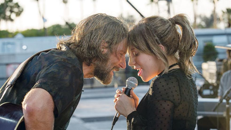 Ein neuer Stern geht auf, während der alte unaufhörlich sinkt: Bald wird Ally (Lady Gaga) ihrem Herzblatt Jackson (Bradley Cooper) den Rang abgelaufen haben.  © Foto: Warner Bros