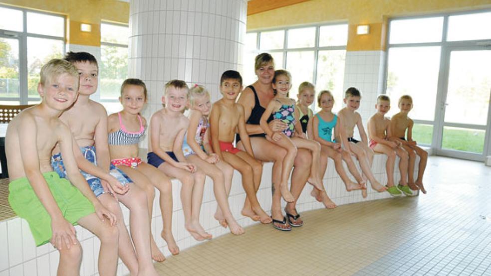 An einem Schwimmkurs in den Herbstferien haben im Mölenland-Bad in Bunde insgesamt in zwei Gruppen über 20 Jungen und Mädchen erfolgreich teilgenommen. © Fotos: Boelmann