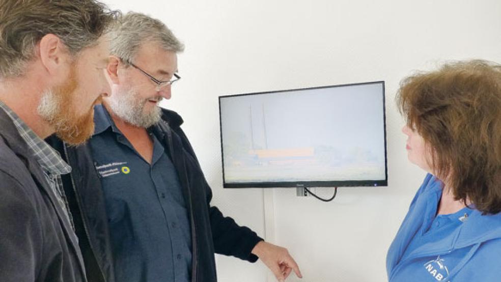 Stellten das Projekt in Moormerland mit vor (von links): Uwe Beeninga (NABU-Gruppe Moormerland), Edzard Busemann (NABU-Rheiderland) und Elke Dirks (Vorsitzende NABU-Ostfriesland).  © Foto: Peter Pauschert