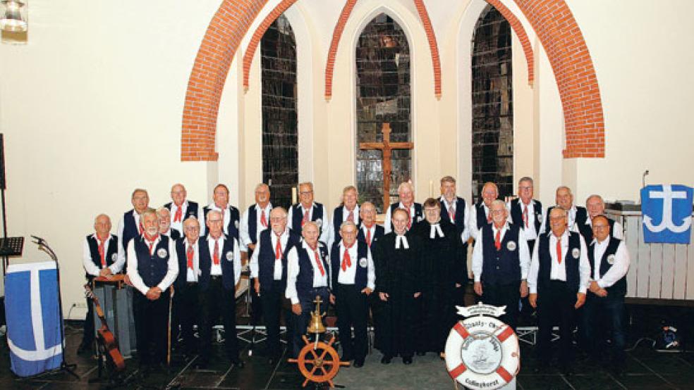 Rückblick: Ein Eindruck vom Seefahrergottesdienst des vergangenen Jahres in der evangelisch-lutherischen Christuskirche in Leer: in der Mitte vorn (links) Seemannnspastor Meenke Sandersfeld und Pastor Hermann Reimer aus Spetzerfehn, umgeben vom Shanty-Chor »Overledinger Jungs« aus Collinghorst. © Foto: Dübbel (Kirchenkreis)