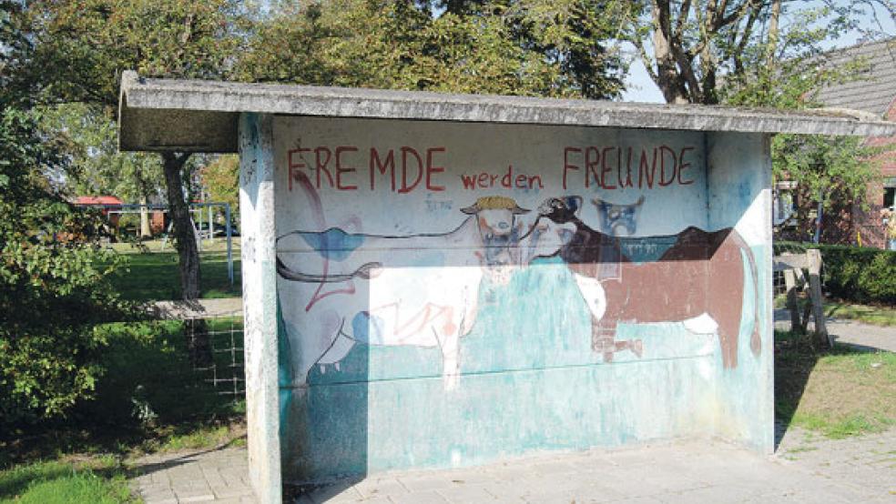 Die Bushaltestelle an der Hofstraße in Neu-Jemgum ist in die Jahre gekommen.  © Foto: Hoegen