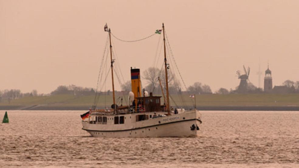Die »Prinz Heinrich«, hier auf der Ems vor Ditzum, lädt am Wochenende zum »Open Ship« mit Verpflegung an Bord an ihrem Liegeplatz im Hafen von Leer ein. © Foto: Eilert Voß