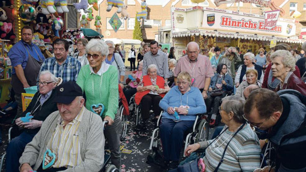Für die Besucher aus Weener gab es unter anderem ein Lebkuchenherz und ein Plüschtier. © Foto: Altenzentrum