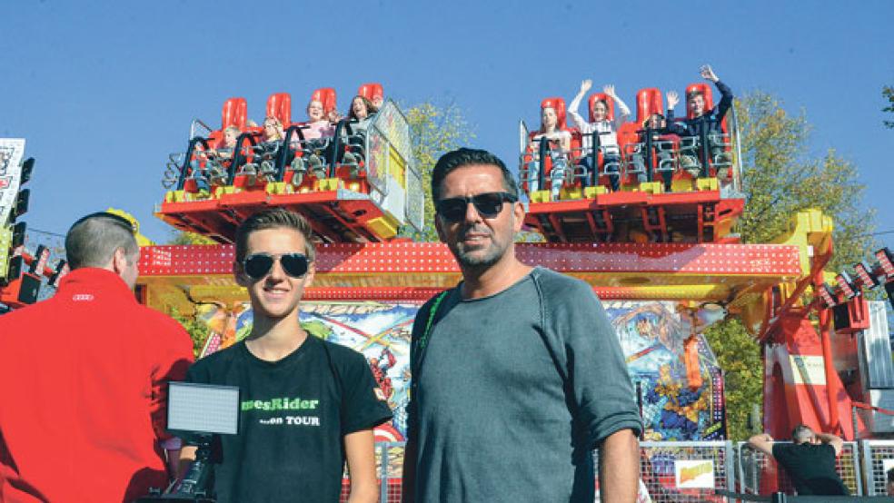 Das Fahrgeschäft »X-Force« interessierte Lion und Stefan Koch auf dem Leeraner Gallimarkt. © Foto: Muising