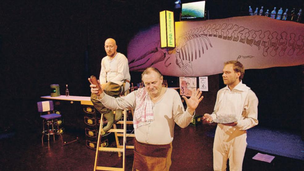 Mit Studioatmosphäre: Der Liederabend »Die Nordsee« bringt außergewöhnliche Klänge auf die Theaterbühne der Oberschule an der Wiesenstraße in Weener. © Foto: Landesbühne