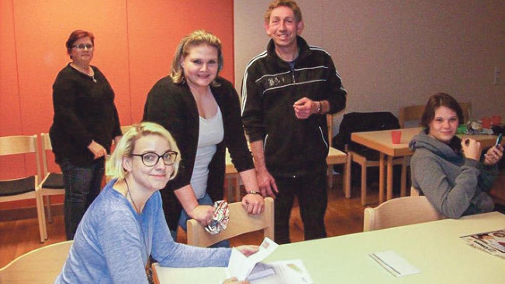 Die Proben für das neue Stück laufen, die Theatergruppe Jemgum unternimmt einen zweiten Anlauf. Im Bild von links Angela Knop, Insa Bruhns, Jasmin Arends, Frank Meinders und Tina Otten. © Foto: privat