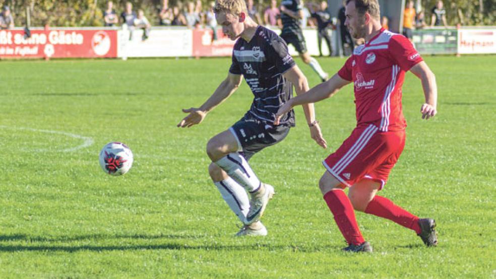 In der Anfangsphase hatte Gerd Bekker (rechts) vom SV Ems eine gute Möglichkeit.  © 