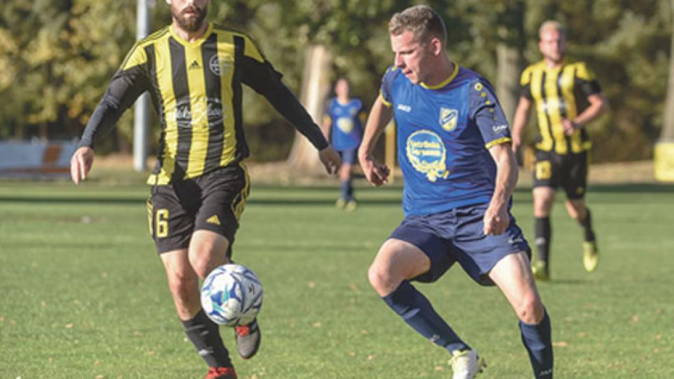 Weeners Frank Malchus (rechts) und Struddens Aiko Wilken hatten beide den Ball fest im Blick.  © Foto: Bruins