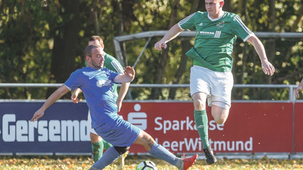 Die Teutonen und die Gäste von der Spielgemeinschaft schenkten sich beim Derby in Stapelmoor nichts. © Foto: Bruins