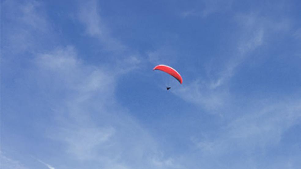 Bei Traumwetter erfüllten sich am Wochenende Paraglider in Bunde wieder den alten Menschheitstraum vom Fliegen. © Fotos: Hanken