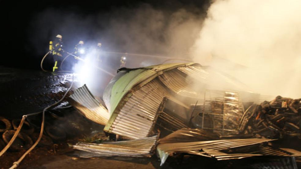 Ein Feuer hat in der Nacht zum Dienstag eine Scheune in Oltmannsfehn völlig zerstört. © Foto: Loger