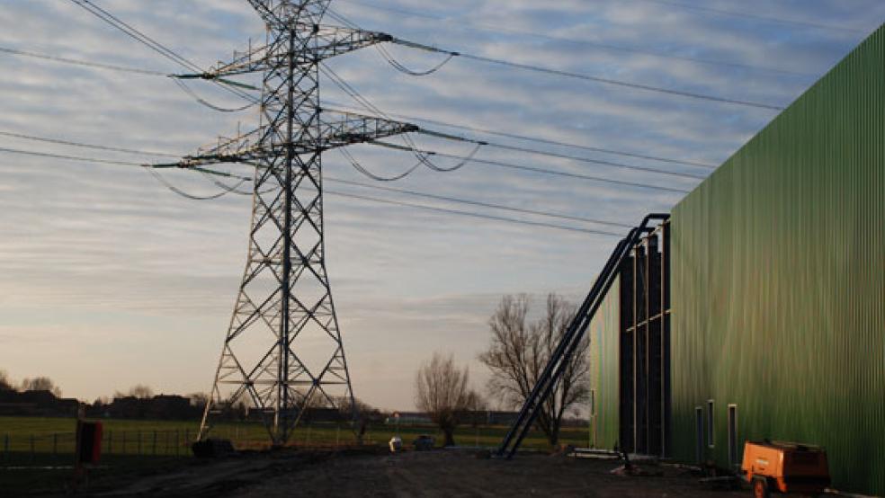 Diese Halle baute TenneT im Jahr 2009 neben dem Umspannwerk in Diele, hier wurde eine Konverteranlage mit einem Einspseisepunkt für Offshore-Windstrom installiert. © Archivfoto: Hoegen