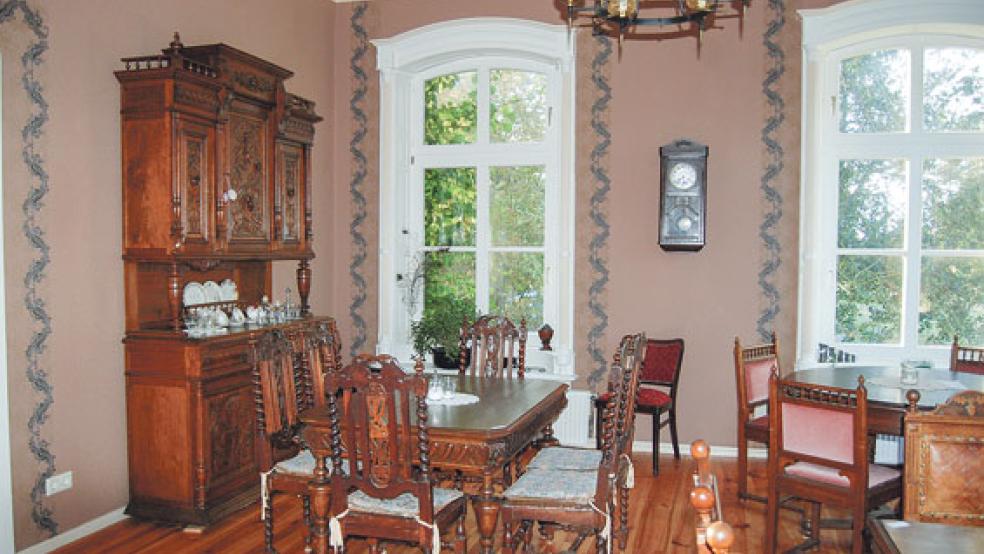 Liebevoll eingerichtet: Einer der beiden großen Räume des Hofcafés. Jetzt wird das Inventar verkauft. © Foto: Hoegen