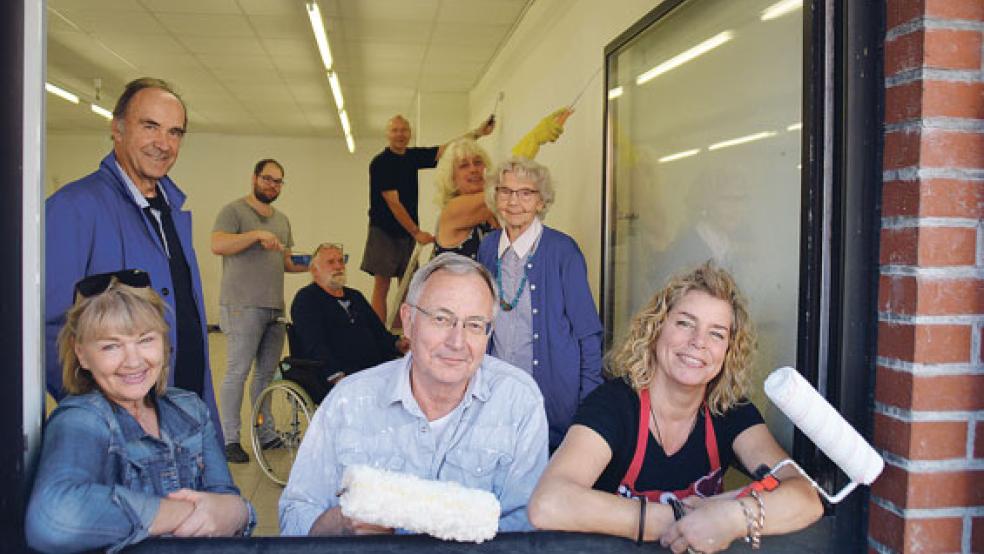 Malern für die Kunst: Das Organisationsteam der Ditzumer Kunsttage (von links) Kristian Scholz, Carola Bruhns, Gerold Schmidt, Anni Teichgräber und Lydia Tuijnman wird von vielen fleißigen Händen unterstützt.  © Foto: Himstedt