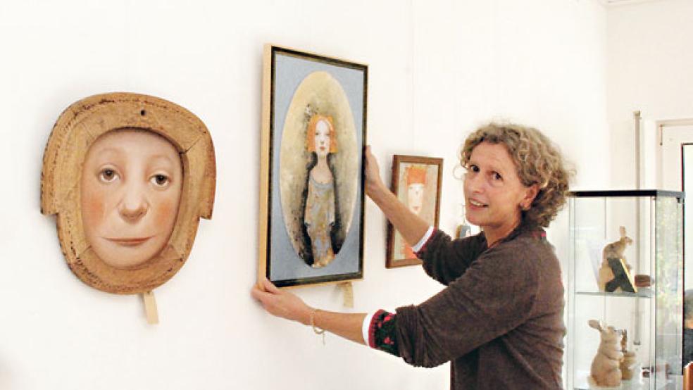 »Hängt es so gut?« Koos ten Kate arrangierte mit »Lotus« das letzte ihrer 19 »nicht perfekten« Porträts, links daneben »Moosje«.  © Fotos: Kuper