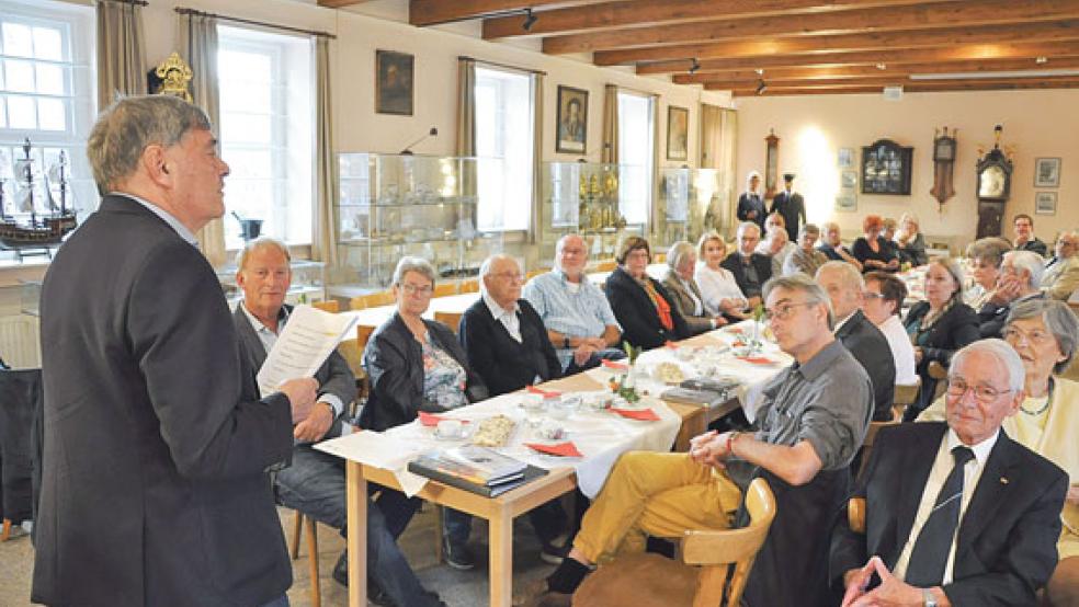 Im Heimatmuseum sprach Peter Hein aus Burgwerd (stehend) am Mittwochnachmittag über das jüdische Leben in Weener.  © Foto: Boelmann