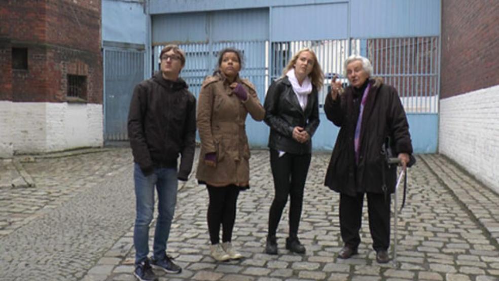 Die Holocaust-Überlebende Anita Lasker-Wallfisch (rechts) mit Teilnehmenden eines Workshops im Gefängnishof in Wroclaw.  © Foto: privat