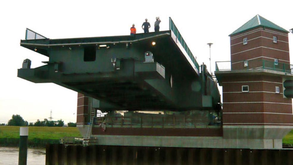 Die Jann-Berghaus-Brücke ist als Klappbrücke mit zwei Klappen konstruiert. Jetzt wird aus Sicherheitsgründen einer der beiden Hydraulik-Zalinder, die die »kleine« Brückenklappe heben, ausgebaut und überholt. © Foto: Archiv