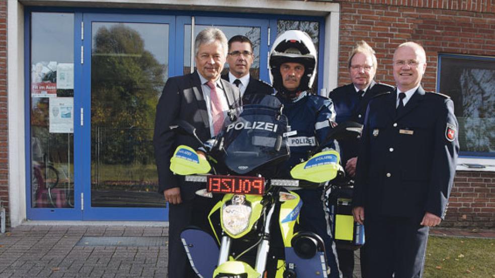 Bei der Übergabe: Bernhard Witthaut (Polizeipräsident), Stephan Bohlken (Leiter Einsatz), Ernst Queder (Kontaktbeamter), Karl-Heinz Hoffmann (Leiter Führungs-und Einsatzmittel) und Johannes Lind (Inspektionsleiter) mit dem E-Motorrad. © Foto: Polizei