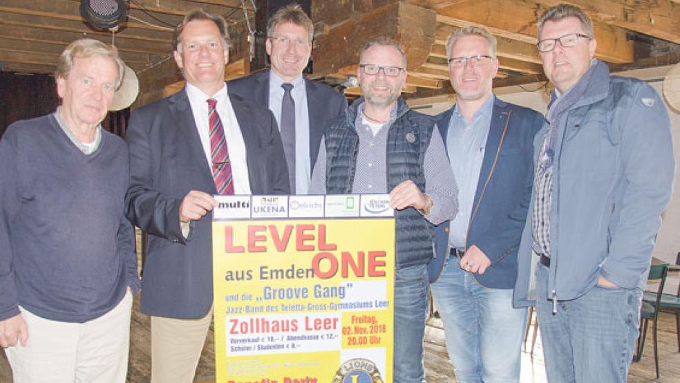 Party und Musik für die gute Sache. Die Organisatoren vom Lions-Club mit Nutznießern des Abends. Von links: Dr. Wolfgang Hofer (Traditionsschiff »Prinz Heinrich«), Onno Willig (Zollhausverein), Frank Böse, Thomas Ukena und Björn Holzgrabe (alle Lions-Club) sowie Eerke Bruns (Zollhausverein). © Foto: Hanken