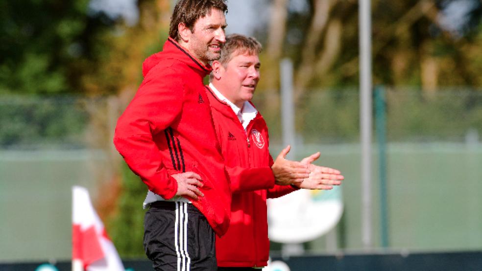 Das TVB-Team um die beiden Trainer Günter Geerdes (links) und Ralph Schmidt konnte sich über den elften Sieg in der Bezirksliga freuen. © Archiv: Bruins