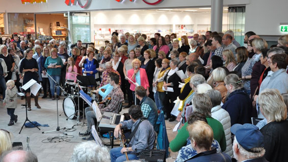 Gute Stimmung: 100 Sänger und Sängerinnen aus dem gesamten Rheiderland begeisterten das Publikum.  © Foto: Boelmann