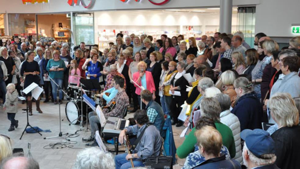 Gute Stimmung: 100 Sänger und Sängerinnen aus dem gesamten Rheiderland begeisterten das Publikum.  © Foto: Boelmann