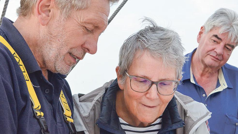 Im Netz landen nicht nur Krabben, sondern auch Beifang wie der Wittling. Britta Heuermann begutachtet den Butt in der Hand von Wilfried Voß ganz genau (Bild oben).  © Foto: Muising