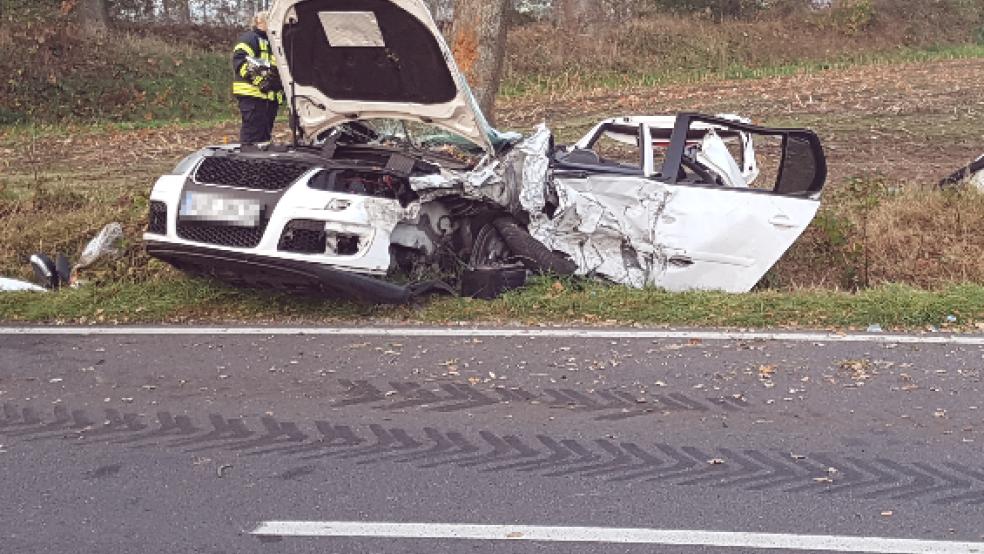 Zwei Männer sterben bei einem schweren Verkehrsunfall in Großefehn.  © Feuerwehr
