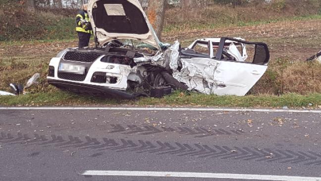 Autos krachen zusammen