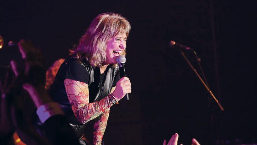 »I‘m the Wild One«: Suzi Quatro hat selbst mit nunmehr 68 Jahren immer noch sichtlich Spaß am Rock‘n‘Roll.  © Foto: Jürgens
