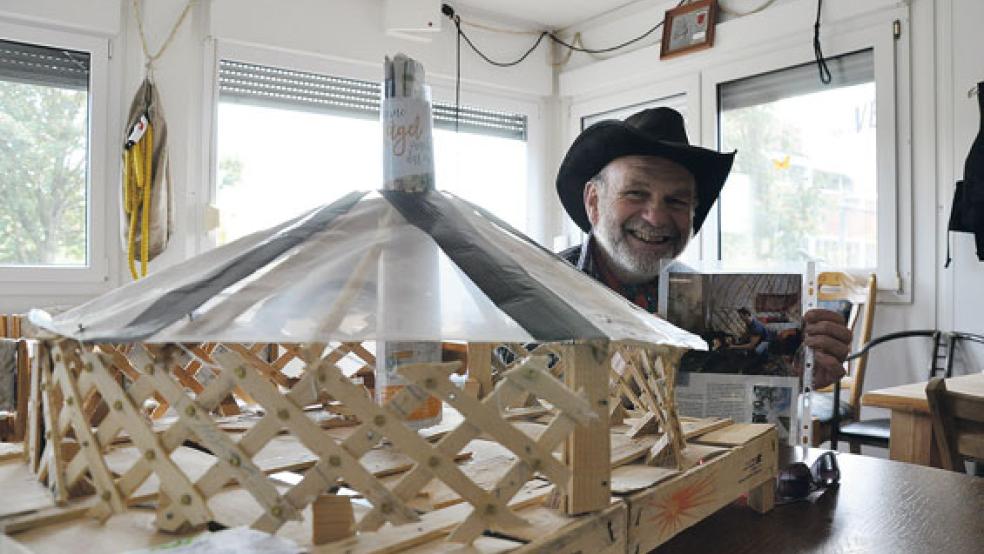 Hat große Pläne: Norbert Deger baut bereits an einem mongolischen Zelt mit einem Durchmesser von sieben Metern. Der neue Hingucker auf dem Gelände der »Paddel & Pedal«-Station in Weener bietet 30 bis 40 Sitzplätze. Für die RZ zeigte er sein Jurte-Modell, das er selbst angefertigt hat.  © Foto: Boelmann