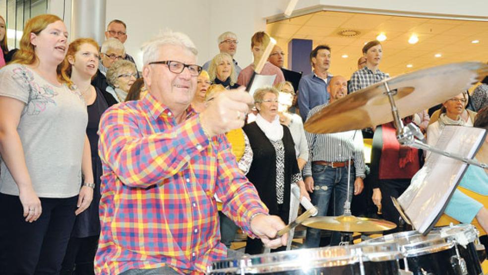 Neben einer Flöteneinlage sorgte auch Schlagzeuger Peter Sobek vom Chor »Celebration« für Stimmung. © Fotos: Boelmann