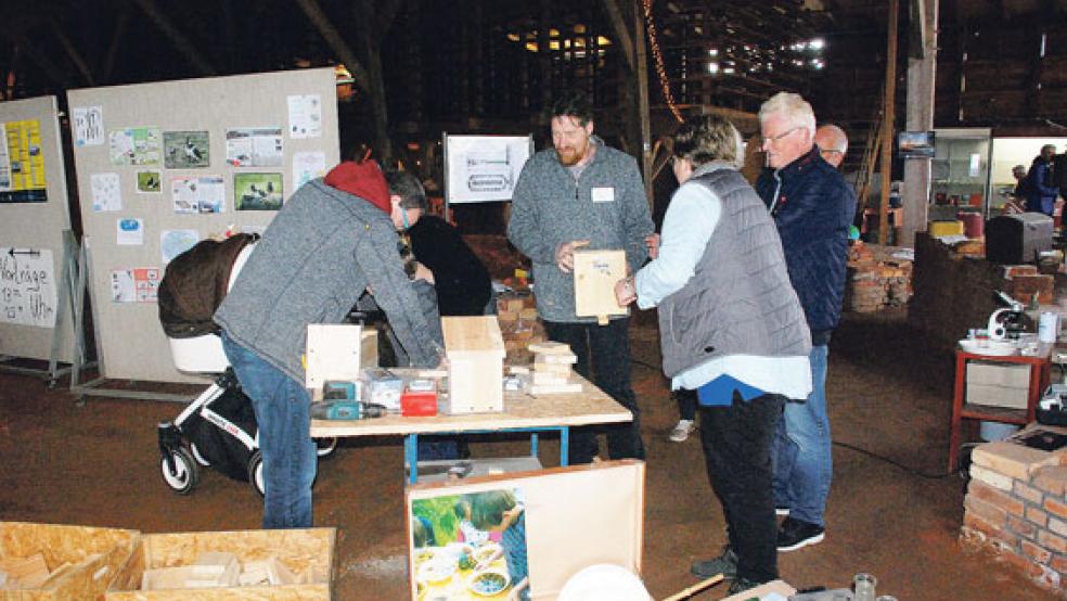 Im Ziegeleimuseum gab es NABU-Informationsstände, wo zum Beispiel die Gruppe aus Moormerland Nistkästen baute.  © Fotos: Kuper
