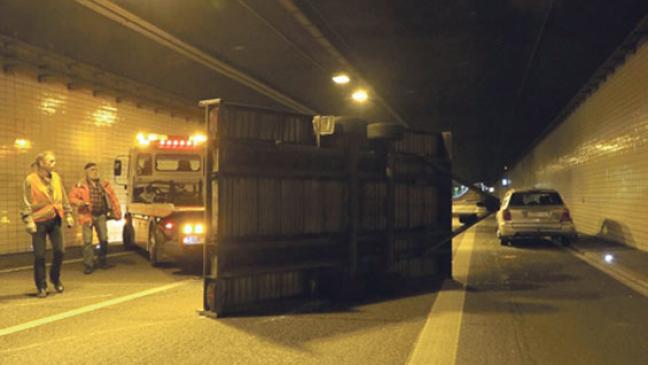 Sperrung nach Unfall im Emstunnel