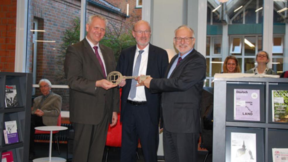 Wissenschaftsminister Björn Thümler (links) und Hochschulpräsident Professir Dr. Gerhard Kreutz (rechts) bei der symbolischen Schlüsselübergabe durch Klaus Wieting, Leiter des Staatlichen Baumanagements Ems-Weser. © Foto: Hochschule