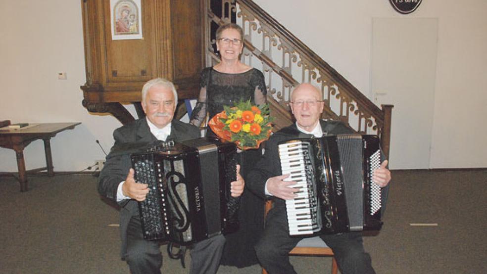 Reichlich Applaus erhielten Victor Sorokin (links) und Hans Wessels als »Akkordeonensemble Mitling-Mark«; Marion Machoczek (hinten) führte durch das Programm.  © Foto: Kuper