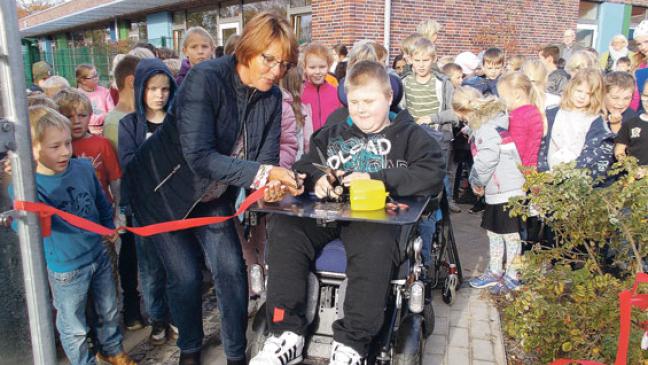 Weg für Rollstuhlfahrer auf Schulhof eingeweiht