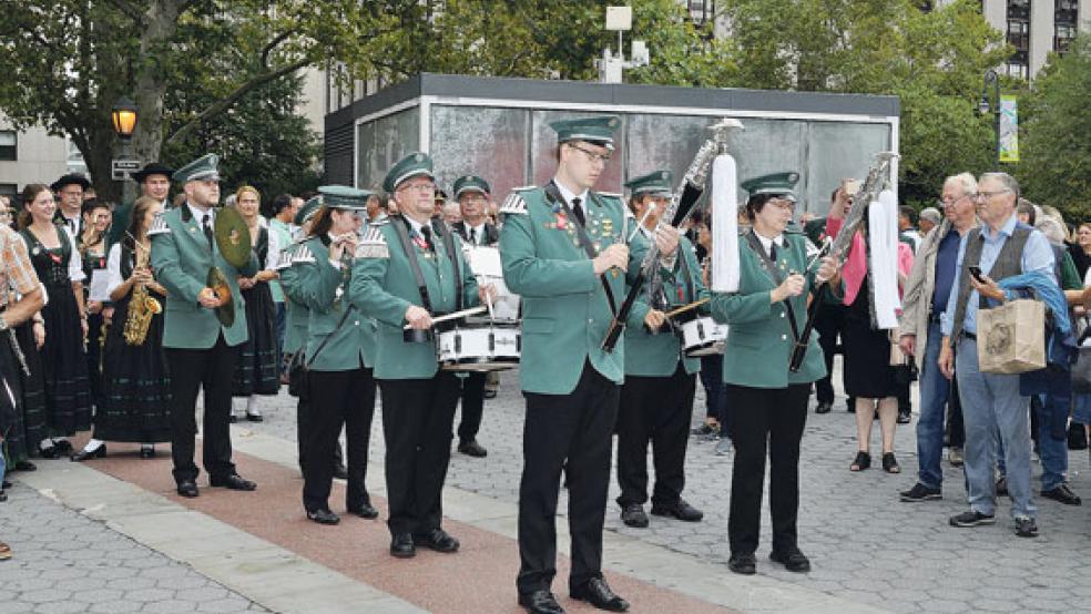 Überwältigt war die elfköpfige Delegation aus Neermoor von der Stadt und der gut besuchten Parade. © 