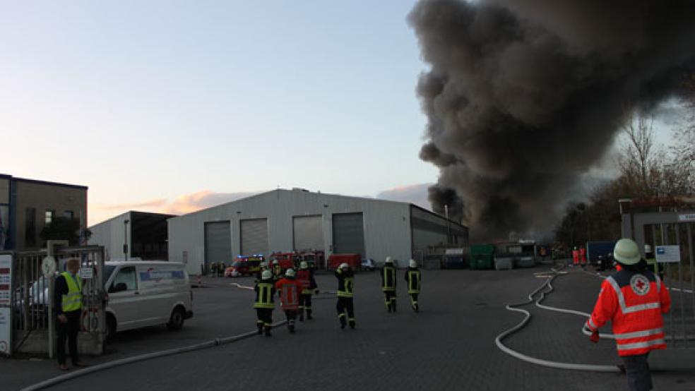 In einem Gewerbegebiet in Georgsheil brannte ein Müllberg. © Foto: Kreisfeuerwehr Aurich