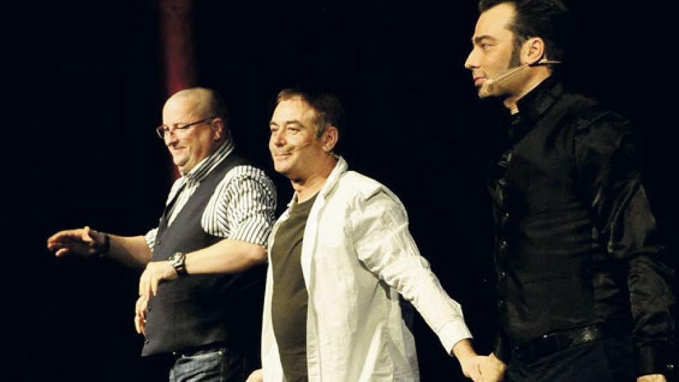 Tom Ludwig (links) ist in der Musikszene eine feste Größe, Ingo Oschmann (Mitte) in Sachen Humor. In Bunde werden sie unterstützt von Zauberer und Akrobat Alexander Koplin (rechts), dem Rope-Skipping Duo »Brillant Charmant« und dem bissigen »Magic Thom«.  © Foto: privat