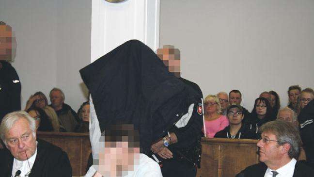 Mit grausamer Brutalität