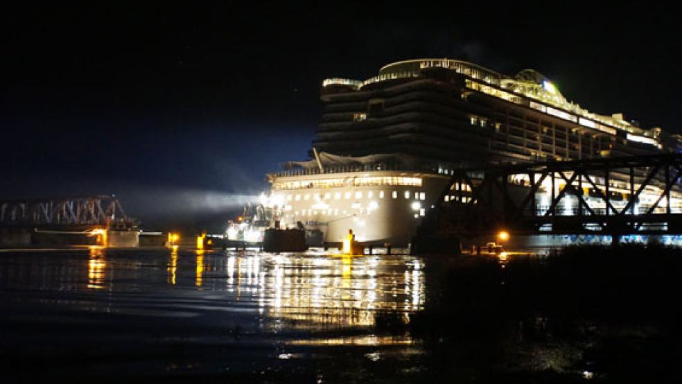 Auf der »Aida Nova« (hier bei der Durchfahrt an der Friesenbrücke) hat es vergangene Nacht gebrannt. © Foto:Gonzalez-Tepper