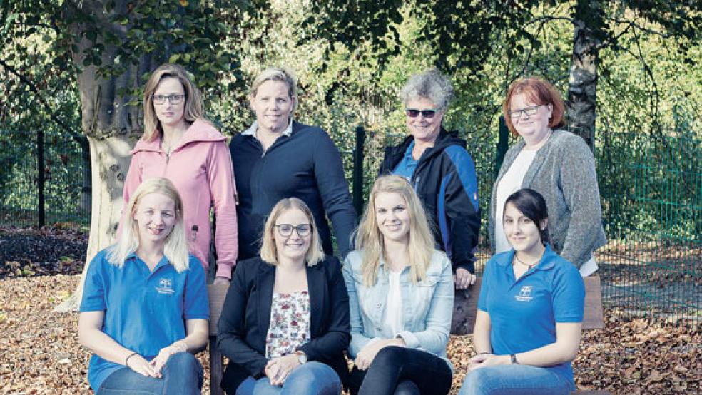 Pflegedienstleiterin Wiebke Eilers, ihre Stellvertreterin Anja Smid, Wundexpertin Schwester Ina Klinge und Pflegeberaterin Stefanie Juniel (hinten). Vorne von links: Palliativfachkraft Kathrin Englisch, Ausbilderin und Kauffrau im Gesundheitswesen Maike van der Slyk, Kauffrau im Gesundheitswesen Esther Snater und Pflegefachkraft Nadja Nazarenus. © Foto: privat