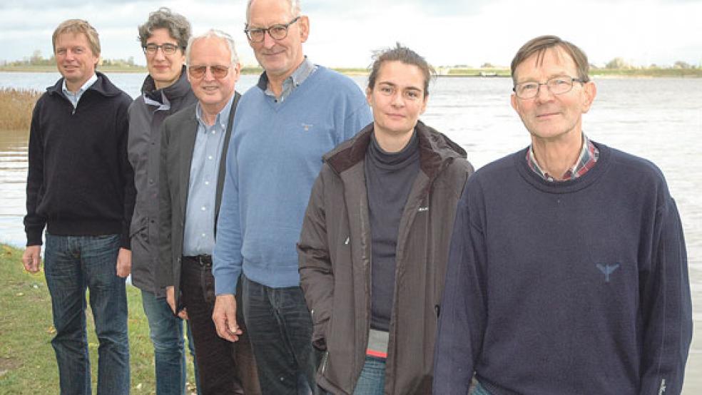 Zur Abschlussbesprechung der Herbst-Deichschau im Niederrheiderland trafen sich gestern an der Ems in Jemgum (von links): Ralf Kaiser (Niedersächsisches Umweltministerium), die Erste Kreisrätin Jenny Daun, Peter Horn (Umweltministerium), Oberdeichrichter Meint Hensmann, Ellen Farwick (Provinz Groningen) und Obersielrichter Willem Berlin. © Foto: Szyska