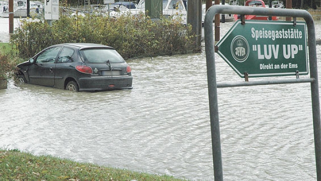 Hochwasser überflutet Hafengebiete