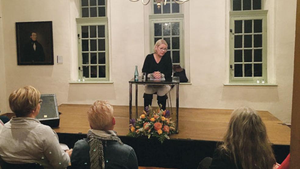 Autorin Christiane Franke las am Dienstagabend im Steinhaus in Bunderhee aus ihrem aktuellen Krimi »Muscheln, Mord und Meeresrauschen«. © Foto: Kuper