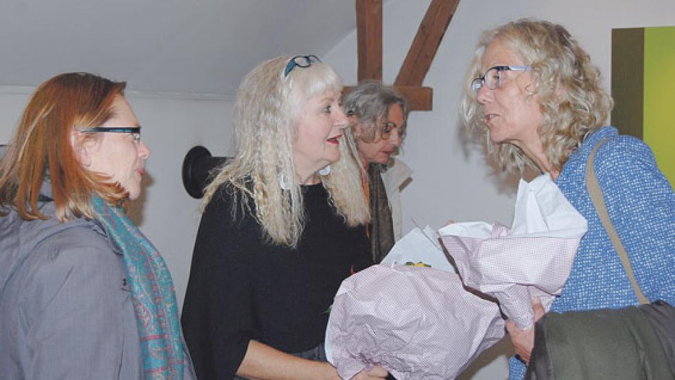 Blumen sprechen ließen Susanne Augat vom Kunsthaus in Leer (links) und Annette Kanzenbach (rechts) vom Ostfriesischen Landesmuseum in Emden für Edeltraut Rath.  © Foto: Hoegen