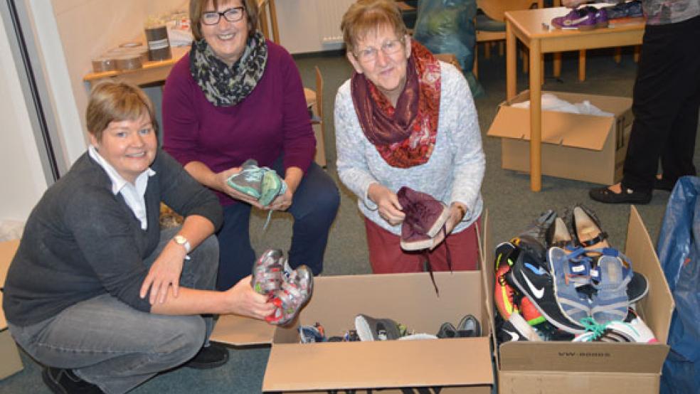 Pastorin Anne Ulferts (links) und ihre Mitstreiterinnen hoffen wieder auf zahlreiche Kleiderspenden. © Archivfoto: Himstedt