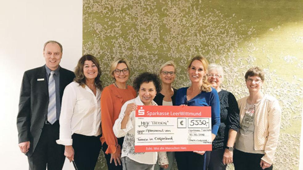 Freuen sich über den Erlös für das Projekt »Moje Tieden« (von links): Carsten Rinne (Vorstand Sparkasse LeerWittmund), Christine van Ahrens (Past-Präsidentin ZC Leer-Ostfriesland), Karin Janssen (ZC Leer-Ostfriesland), Dr. Stella Nieto-Ernst (Vize-Präsidentin ZC Leer-Ostfriesland), Rika Brons (ZC Leer-Ostfriesland), Ute Watermeyer (Präsidentin ZC Leer-Ostfriesland), Brigitte Hesse (Dekanat Ostfriesland) und Pastorin Silvia Köhler (Christuskirche Leer). © Foto: Zonta Club